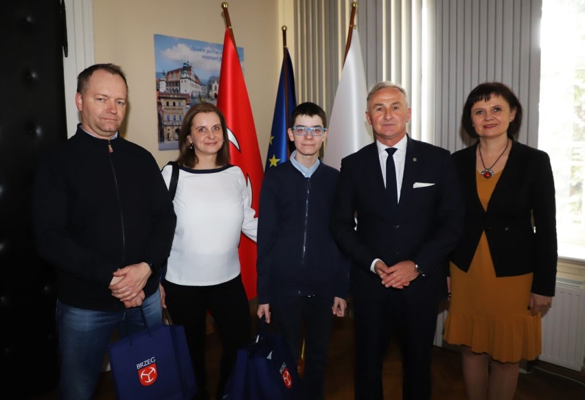 Utalentowany uczeń z Brzegu odebrał nagrodę od burmistrza. Nastolatek ma na koncie liczne sukcesy
