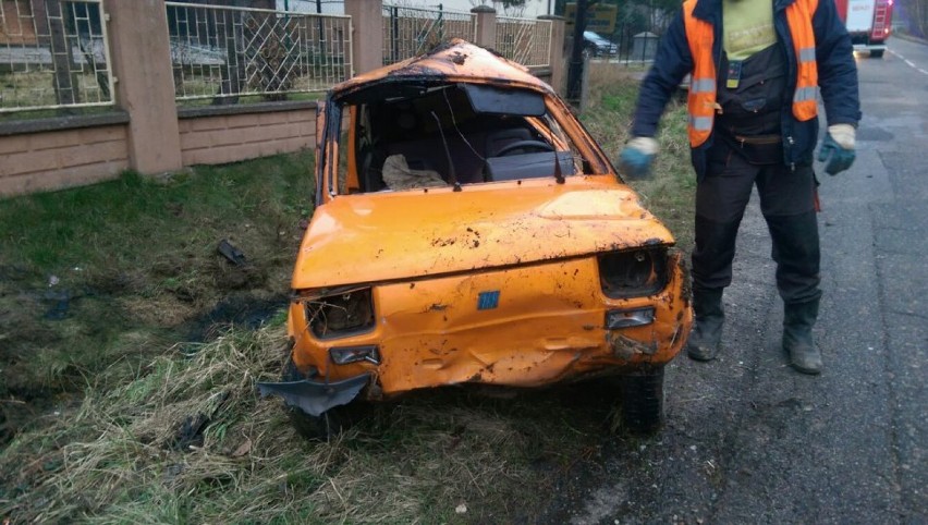 Wypadek w Wodzisławiu: Fiat 126p uderzył w słup energetyczny