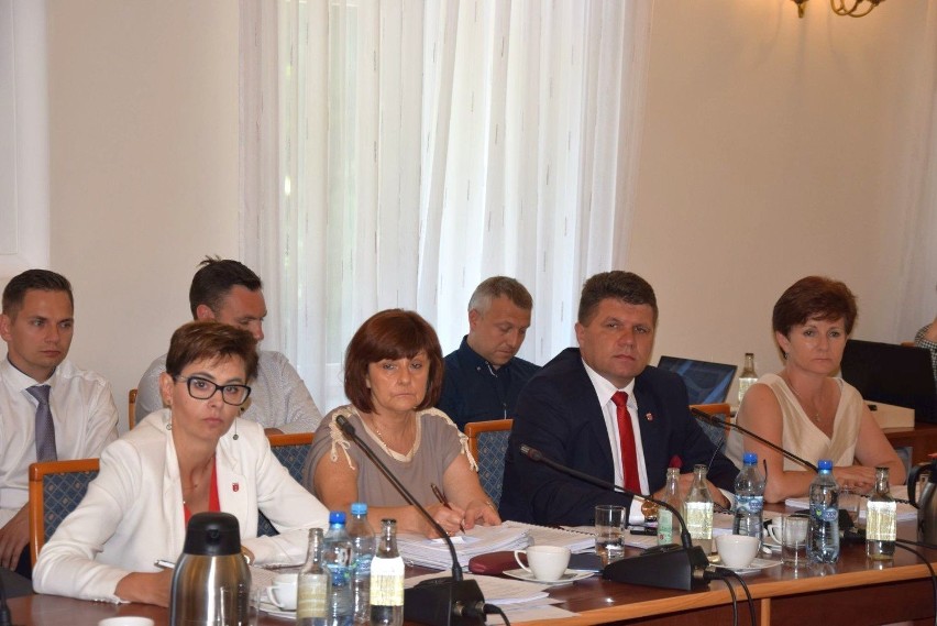 Burmistrz Wielunia zwleka z przedłożeniem radnym raportu o stanie gminy 