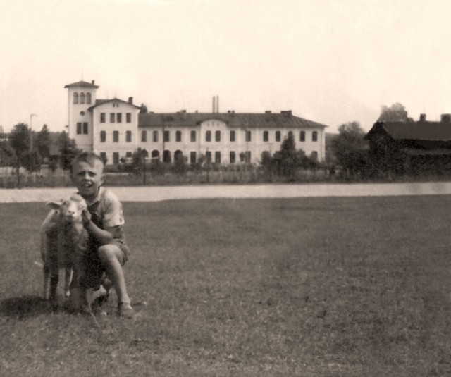 Dworzec kolejowy w Tomaszowie na starej fotografii. Archiwum Andrzeja Kobalczyka