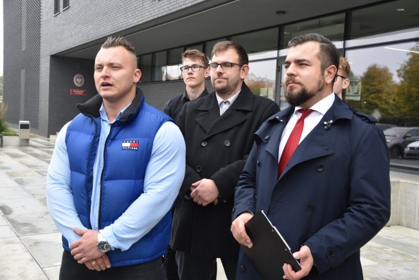 Tomasz Binkowski (z lewej) jest zadowolony z wyroku sądu