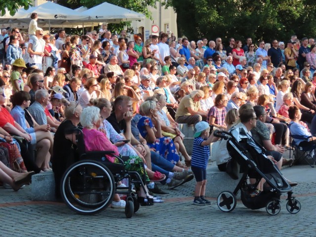 Filharmonia Zielonogórska zorganizowała w sobotę (24.06) o godz. 19 na koncert promenadowy przed filharmonią, którego jednym z głównych bohaterów był carillon.