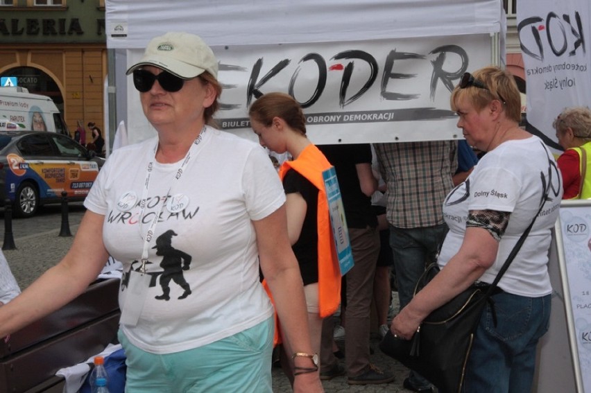 Wrocław: 27 lat wolności i czyszczenie języka polityka – manifestacja KOD na placu Solnym (ZDJĘCIA)