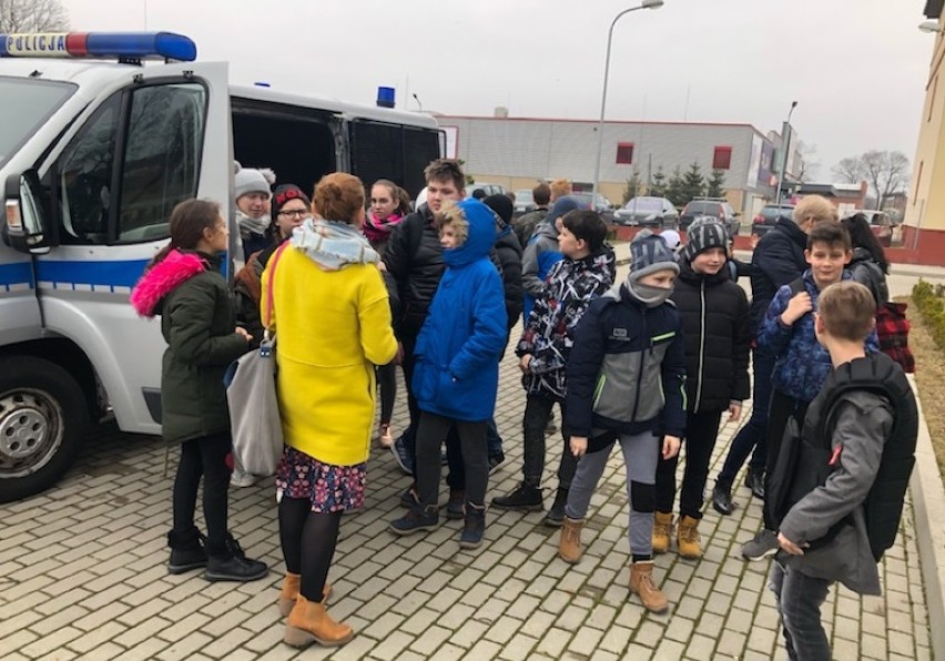Blisko 200 dzieci odwiedziło komendę policji w Lęborku w pierwszy dzień wiosny [ZDJĘCIA]