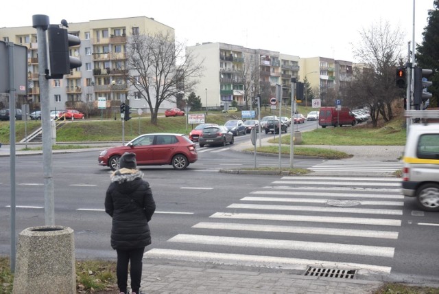 Ważne zmiany w prawie drogowym. Piesi będą uprzywilejowani i koniec z jazdą "na zderzak"