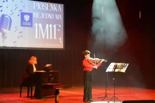 Jako pierwszy podczas koncertu Fundacji Daj Szansę wystąpił utalentowany skrzypek z Łącznej, Franciszek Idzik.