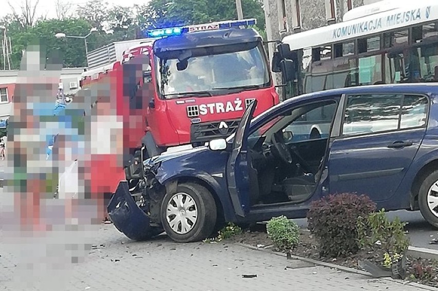 Trzy osoby trafiły do szpitala po zderzeniu dwóch aut na ul....