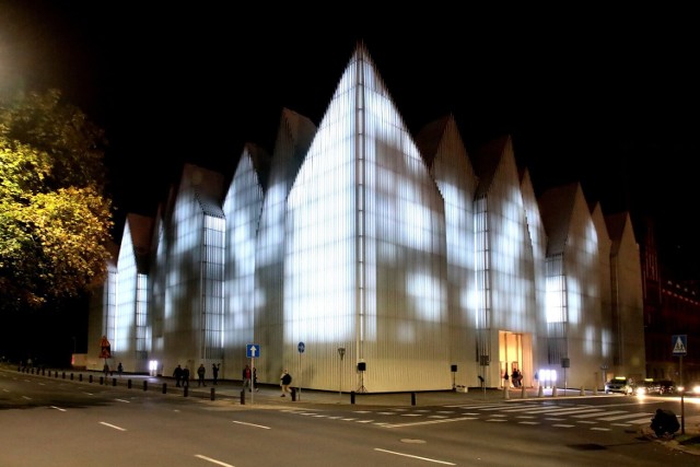 Wspaniałe iluminacje na budynku szczecińskiej filharmonii