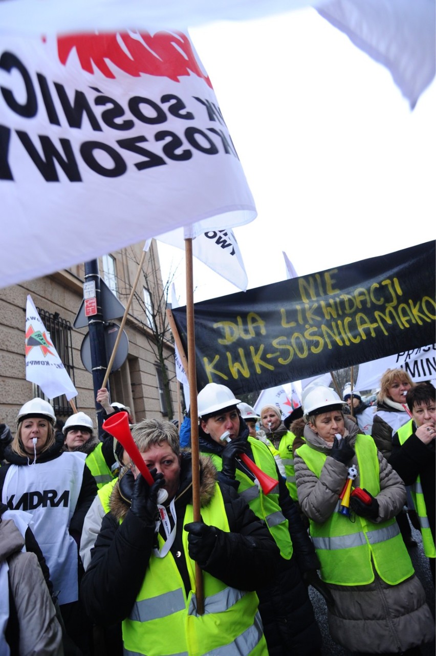 Żony górników w Warszawie. Protestowały w centrum miasta