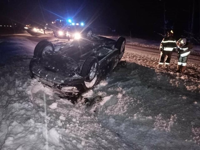 Po potrąceniu psa kierowca auta stracił panowanie nad pojazdem, wjechał do rowu i przewrócił się na dach.