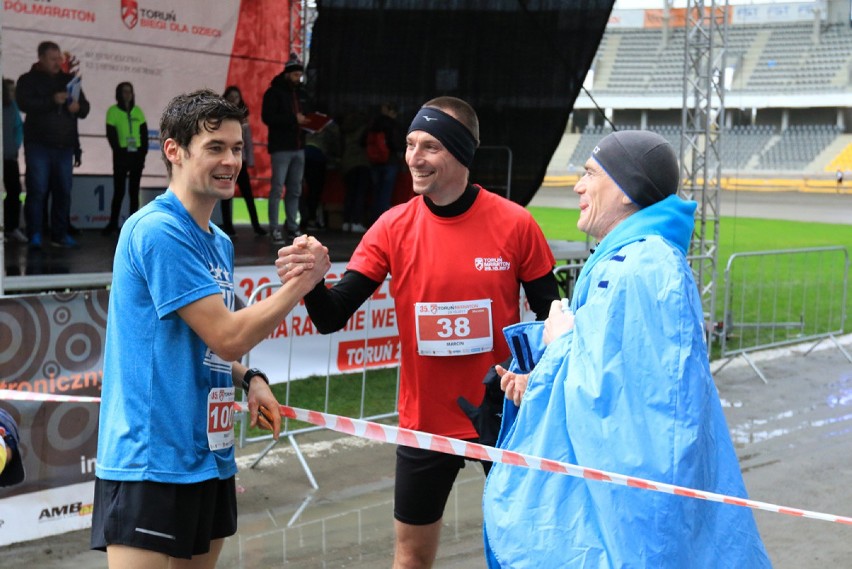 Po raz 35. odbył się Toruń Maraton. Start, meta i specjalne...