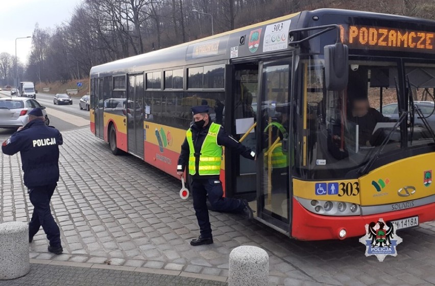 Policjanci zatrzymują autobusy w Wałbrzychu i sprawdzają,...