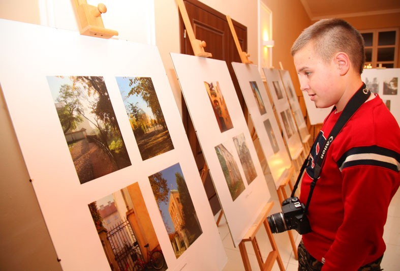 Zabytki i zaułki Piotrkowa na fotografiach. Finał Piotrkowa w kwiatach