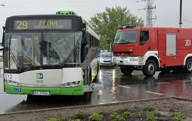 Na skrzyżowaniu ulic Branickiego i Miłosza doszło do zderzenia wozu strażackiego i autobusu.