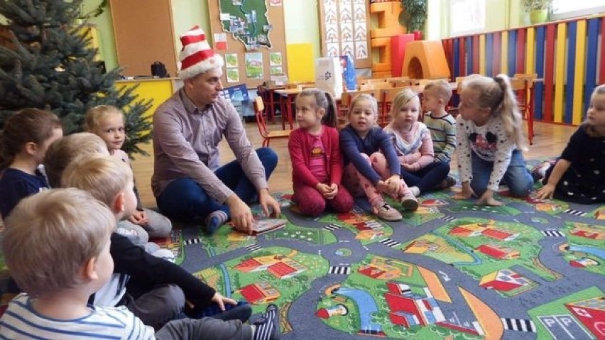 Przewodniczący rady powiatu ostrowskiego Piotr Walkowski wziął udział w akcji "Cała Polska czyta dzieciom"