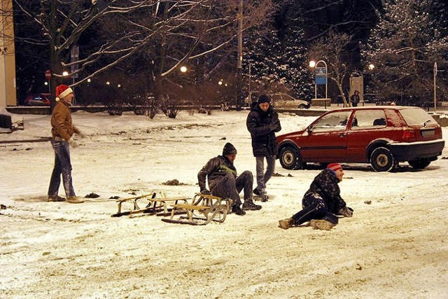 Zobacz więcej zdjęć i film: Kulig pod halą sportową [ZDJĘCIA+FILM]   