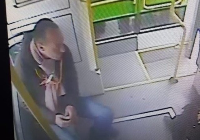 Poznańska policja ujawniła wizerunek mężczyzny, który może być odpowiedzialny za pobicie pasażerki tramwaju. Do zdarzenia doszło w poniedziałek po godzinie 9 na przystanku tramwajowym na skrzyżowaniu ulic Głogowska/Hetmańska.