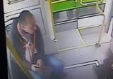 To on uderzył starszą kobietę wsiadającą do tramwaju? Policja opublikowała zdjęcia