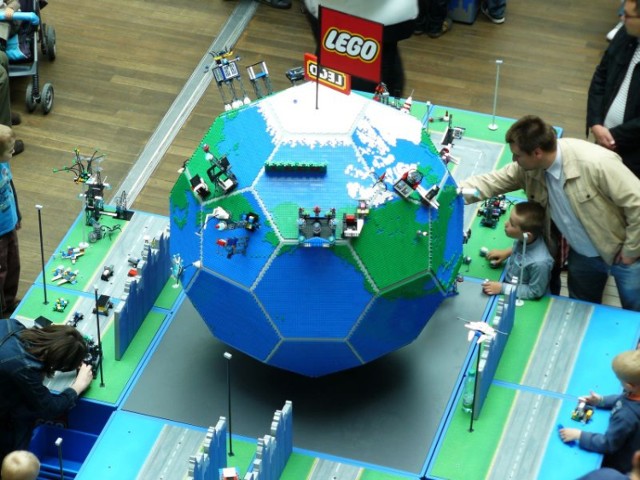 Sterty klocków LEGO, świetnie bawiące się dzieci i... rodzice. W ...
