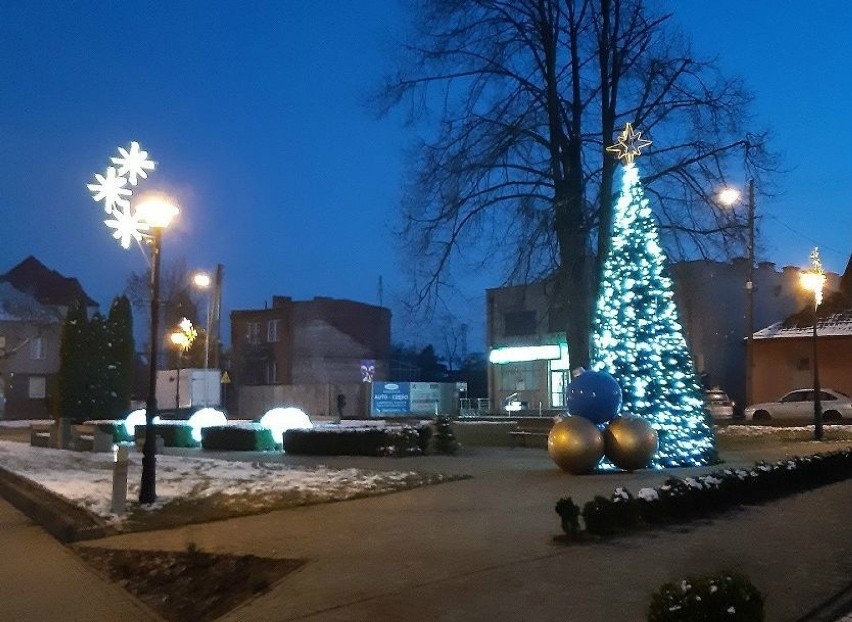 Ulice Włoszczowy przyozdobiły świetlne dekoracje. Od...