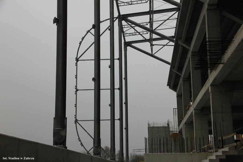 Budowa stadionu Górnika Zabrze. Rozpoczął się montaż elewacji. Zobaczcie pierwsze zdjęcia