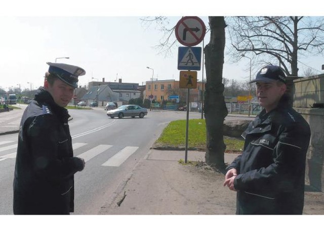 przypominają kierowcom, że znak zakazujący skrętu w prawo na ulicy Staszica dotyczy zarówno ulicy Warszawskiej, jak i wjazdu do ośrodka pomocy