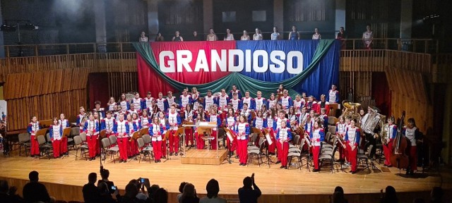 Na scenie wystąpił 110-osobowy zespół: muzykom Grandioso pod dyrekcją Dariusza Krajewskiego.