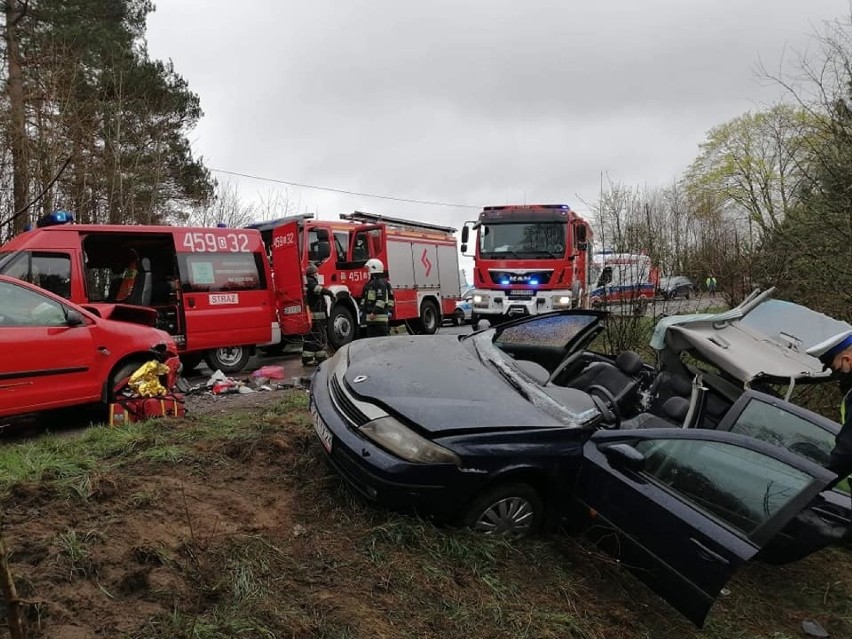 Wypadek we wsi Szumleś Królewski na drodze Kościerzyna-Przywidz. Trzy osoby ranne. W akcji brał udział śmigłowiec LPR