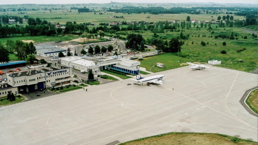 Lotnisko w Pyrzowicach w latach 90. i na początku XXI wieku