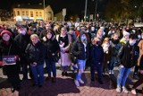 Tłumy ludzi na proteście w Kielcach. Dla zmarłej 30-letniej Izy zapłonęły znicze (ZDJĘCIA)