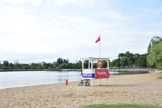 Na plaży miejskiej jest zakaz kąpieli. Na strażnicy ratowników wywieszono czerwoną flagę.