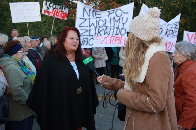Lilianna Głowacka w rozmowie z dziennikarką wrocławskich Faktów podczas sobotniej pikiety przeciwko likwidacji oddziału wewnętrznego