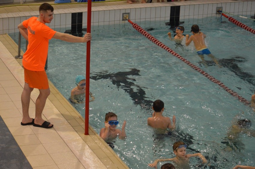Ferie na sportowo odbyły się w Bełchatowie. Tak było na basenie, lodowisku i na zajęciach w Skrze