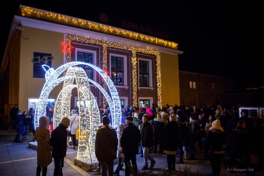 Świąteczne iluminacje w Kraśniku. Miasto szykuje się na święta. Zobacz galerię zdjęć