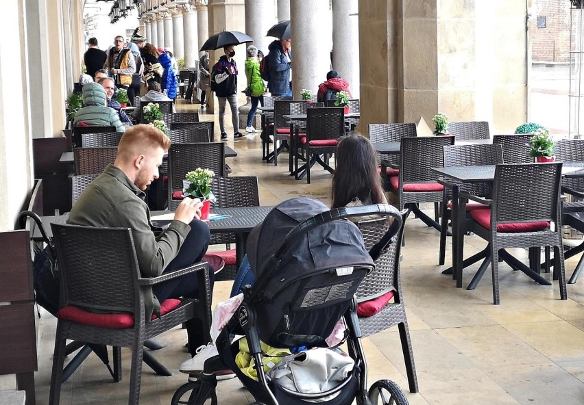 Rząd luzuje obostrzenia. Maseczki w miejscahc publicznych w...