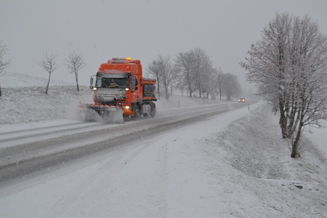 Pług odśnieżny na drodze krajowej nr 55 - zdjęcie wykonane dziś rano w Koniecwałdzie
