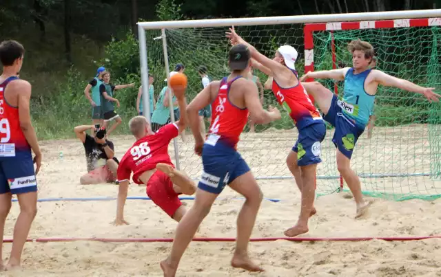 Półfinały Mistrzostw Polski w Piłce Ręcznej Plażowej w kategorii Junior Młodszy zostały rozegrane na Plaży Delfin nad Jeziorem Wielkim Rudnickim.