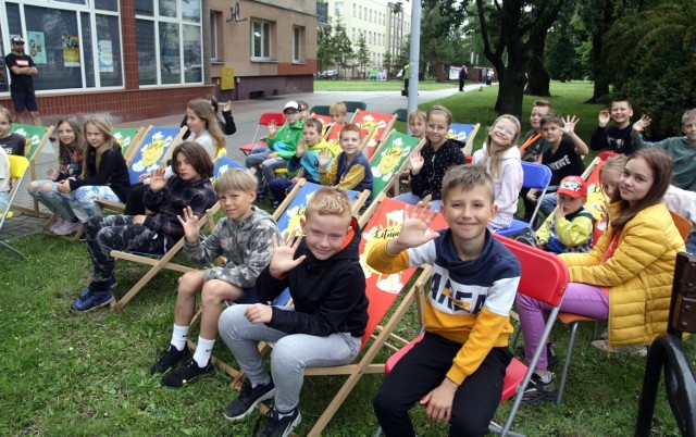 Na skwerze przy bibliotece na ul. Mikołaja z Ryńska w Grudziądzu otwarto budkę na książki