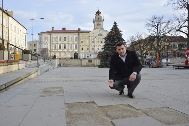 -&nbsp;Położone na Rynku płyty z piaskowca mają bardzo niską mrozoodporność, dlatego się kruszą - mówi burmistrz Rafał Kukla