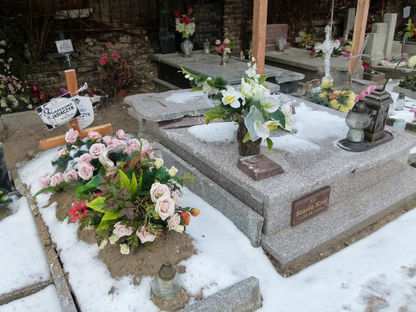Zniszczone nagrobki na starym cmentarzu w Zduńskiej Woli. Parafia pe. WNMP prosi o kontakt właścicieli zniszczonych nagrobków