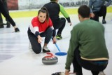 Otwarty trening curlingu na lodowisku Cracovii. Krakowski Klub Curlingowy pokazał, jak grać w "szachy na lodzie" [ZDJĘCIA]