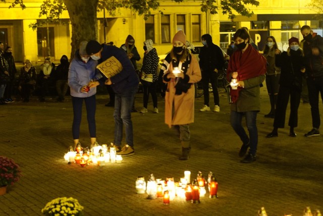 W niedzielę po południu na placu Wolności w Poznaniu pojawiło się osiem gwiazd ułożonych ze zniczy. To forma protestu, którą zainicjował wielkopolski oddział Komitetu Obrony Demokracji po decyzji PiS o zamknięciu cmentarzy na Wszystkich Świętych.

Kolejne zdjęcie --->