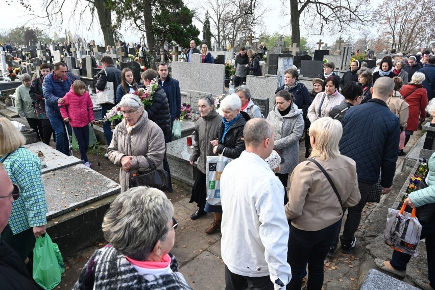 Wiele osób odwiedziło groby najbliższych we wtorek, 1...