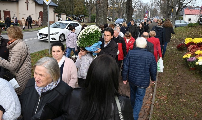 Uroczystość Wszystkich Świętych na Cmentarzu Nowym w Kielcach. Było mnóstwo osób 
