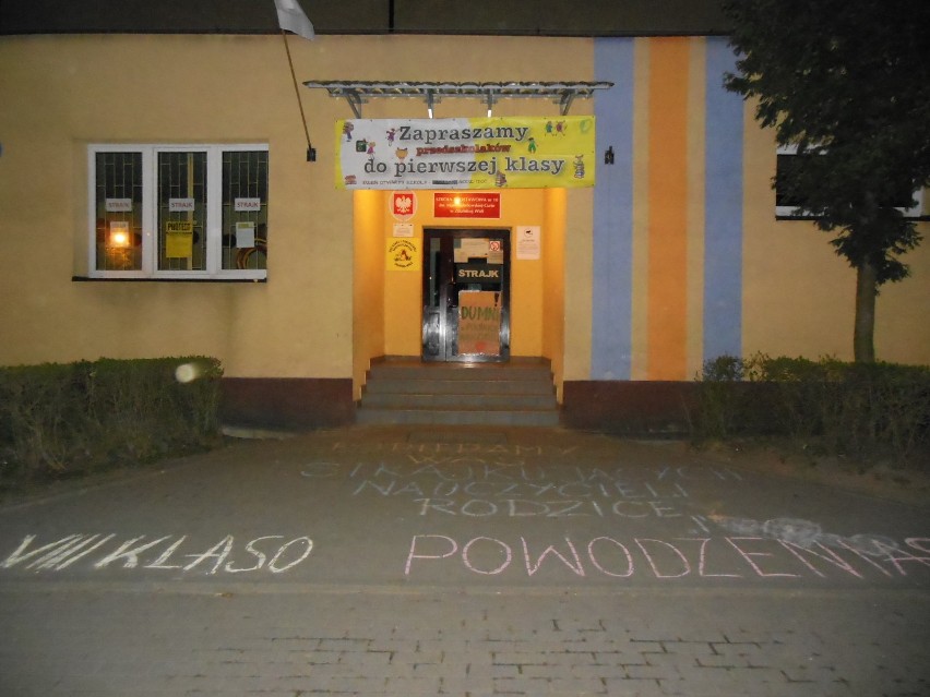 Akcja poparcia dla strajkujących nauczycieli w Zduńskiej Woli. Plakaty i napisy kredą [zdjęcia]