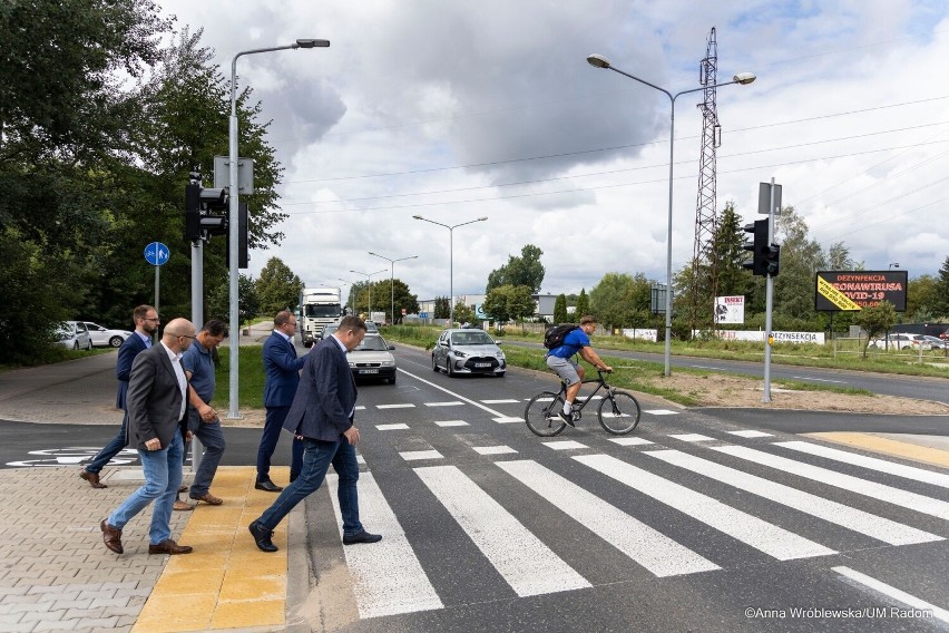 Przejście dla pieszych znajduje się na ulicy Maratońskiej,...