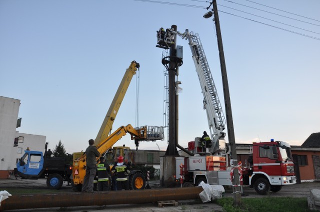 Strażacy zmuszeni byli do użycia dźwiga, by zabezpieczyć linami przechylony komin