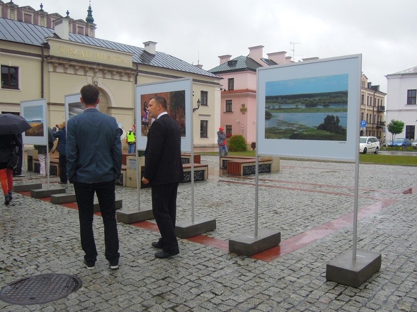 Zamość: Wchodnia w smugach deszczu. Zdjęcia z wernisażu