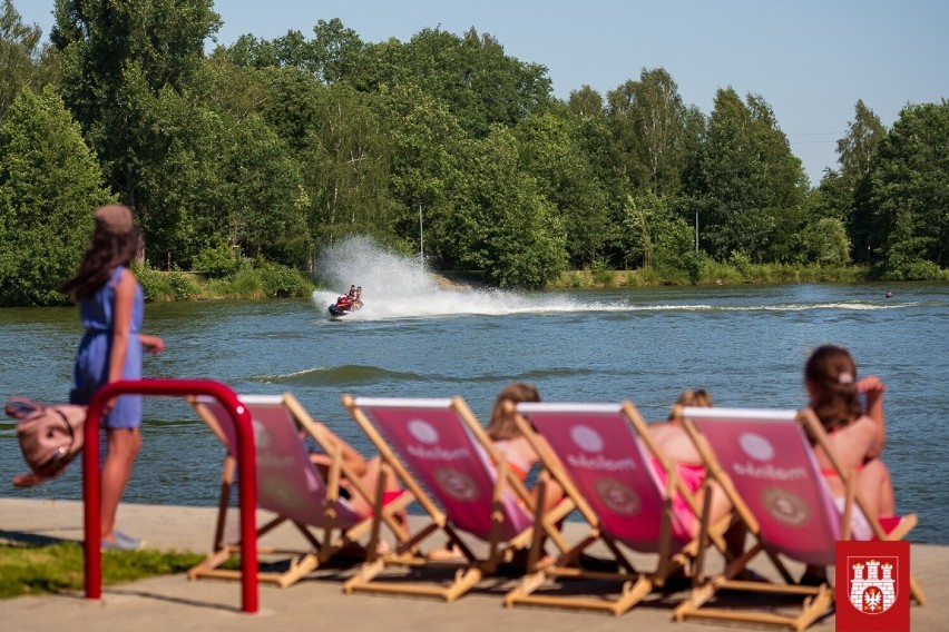 Na Malince można plażować, kąpać się i brać udział w wielu...