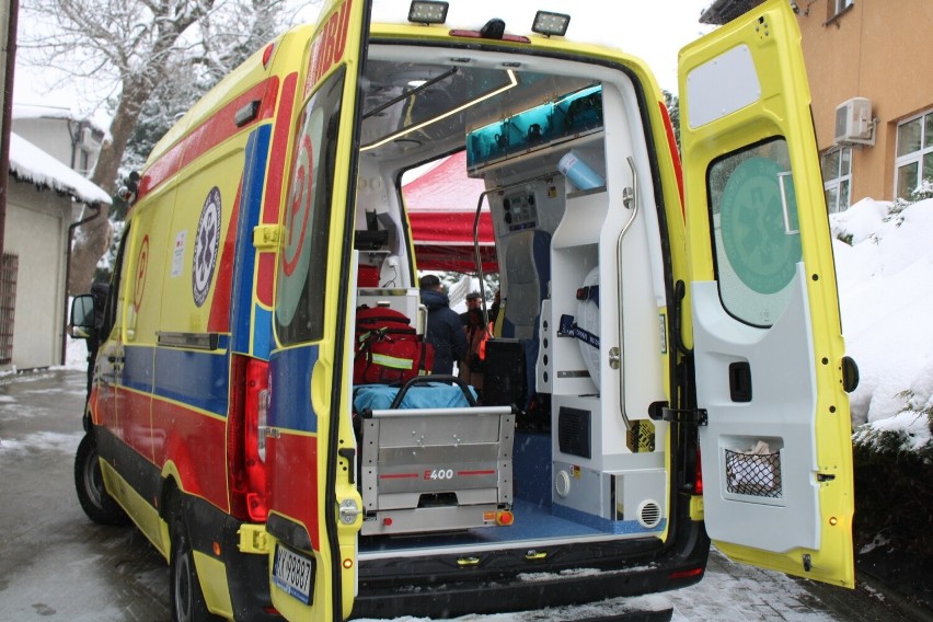 Nowy, żółty ambulans w miejscu stacjonowania karetki...